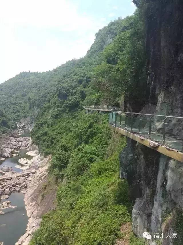 福鼎的九鲤溪景区玻璃栈道是海西最长的"空中走廊.