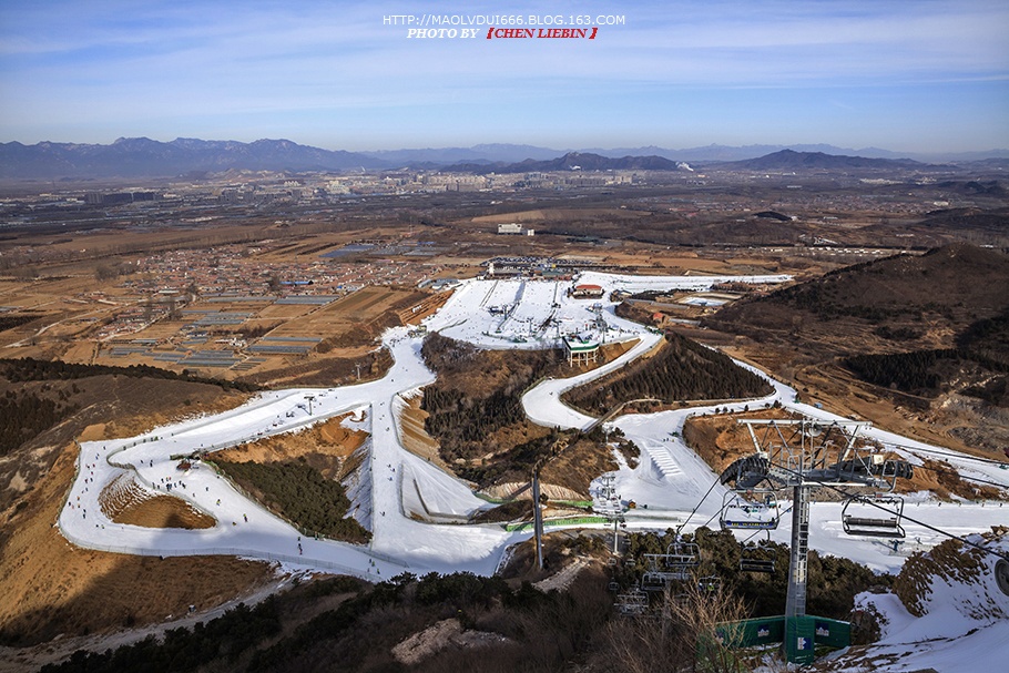 北京密云南山滑雪场位于距北四环望和桥62公里的密云区,京承高速直达