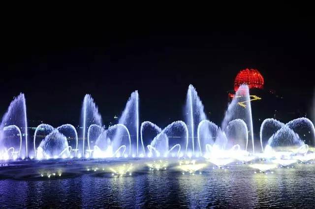 媲美美国拉斯维加斯以及阿联酋迪拜的喷泉秀演奏乐曲中既有施特劳斯