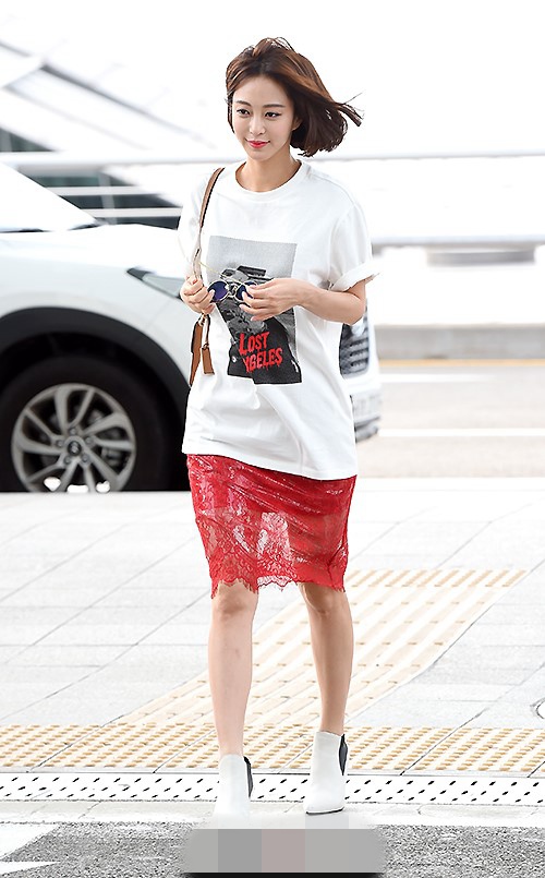 韩艺瑟机场街拍红色蕾丝裙白色t恤休闲不失性感组图