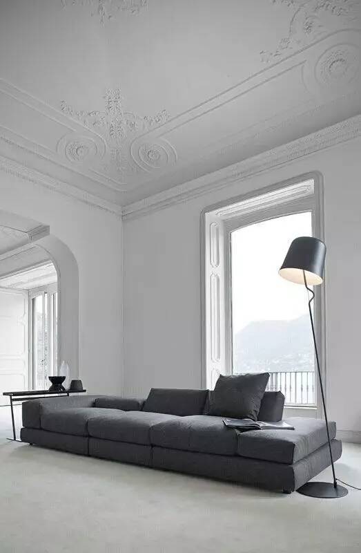 了花纹比较复杂精致的石膏线,那么软装上搭配简练,线条流畅的现代家具
