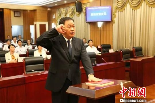 新决定任命的佛山市人民政府副市长,市公安局局长邓建伟向宪法进行了