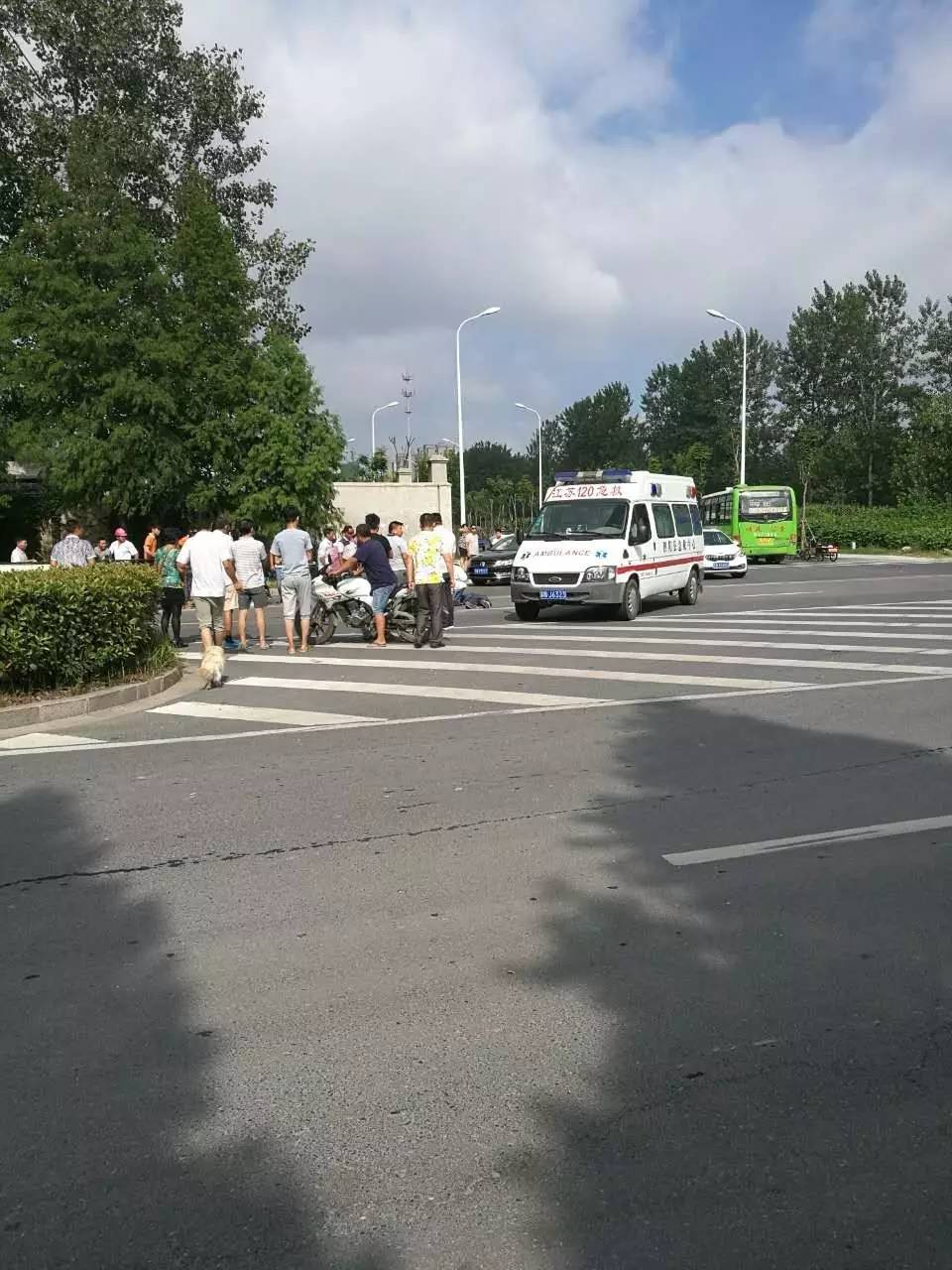 順風汽車站南側因道路施工實行封閉,每天小轎車,公交車,大客車都從