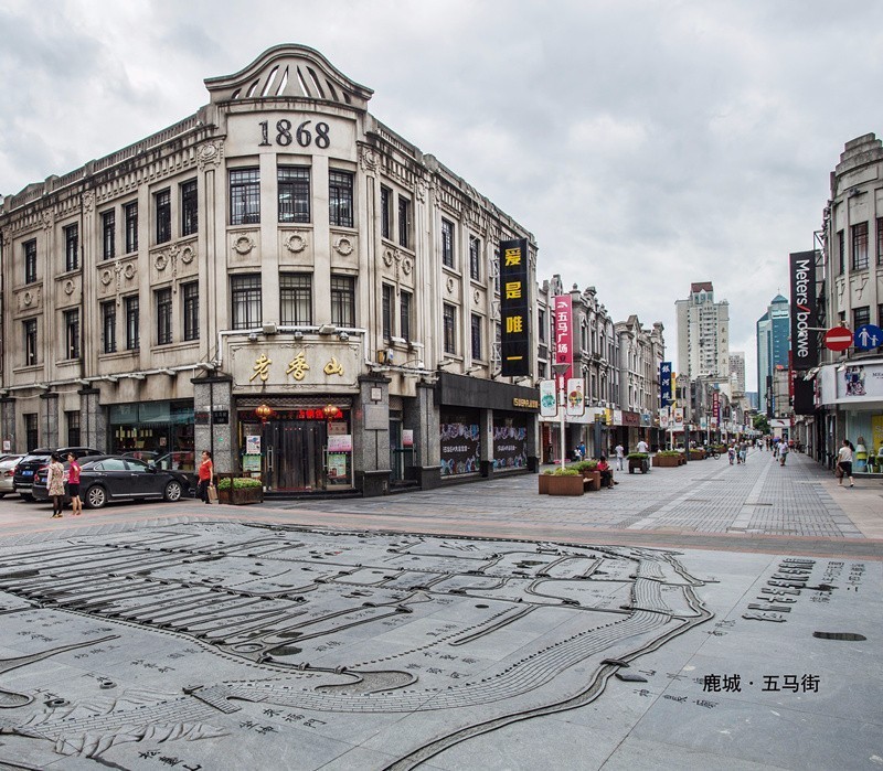 五马街是温州市最著名的商业街,保留了原有的中西合璧的建筑风格,以及