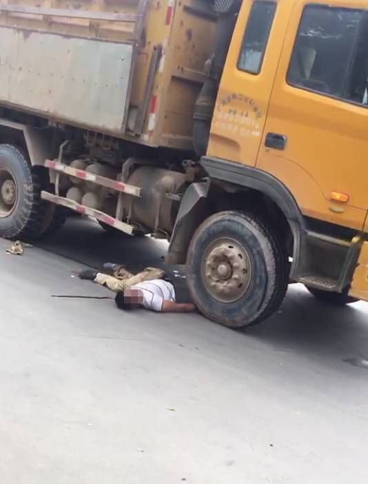 【快报】阳江市区发生一惨烈车祸,一男子被大货车拦腰撞断!
