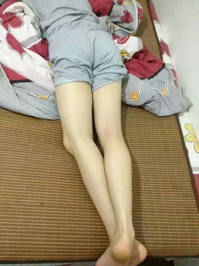 女生大腿照片根部图片