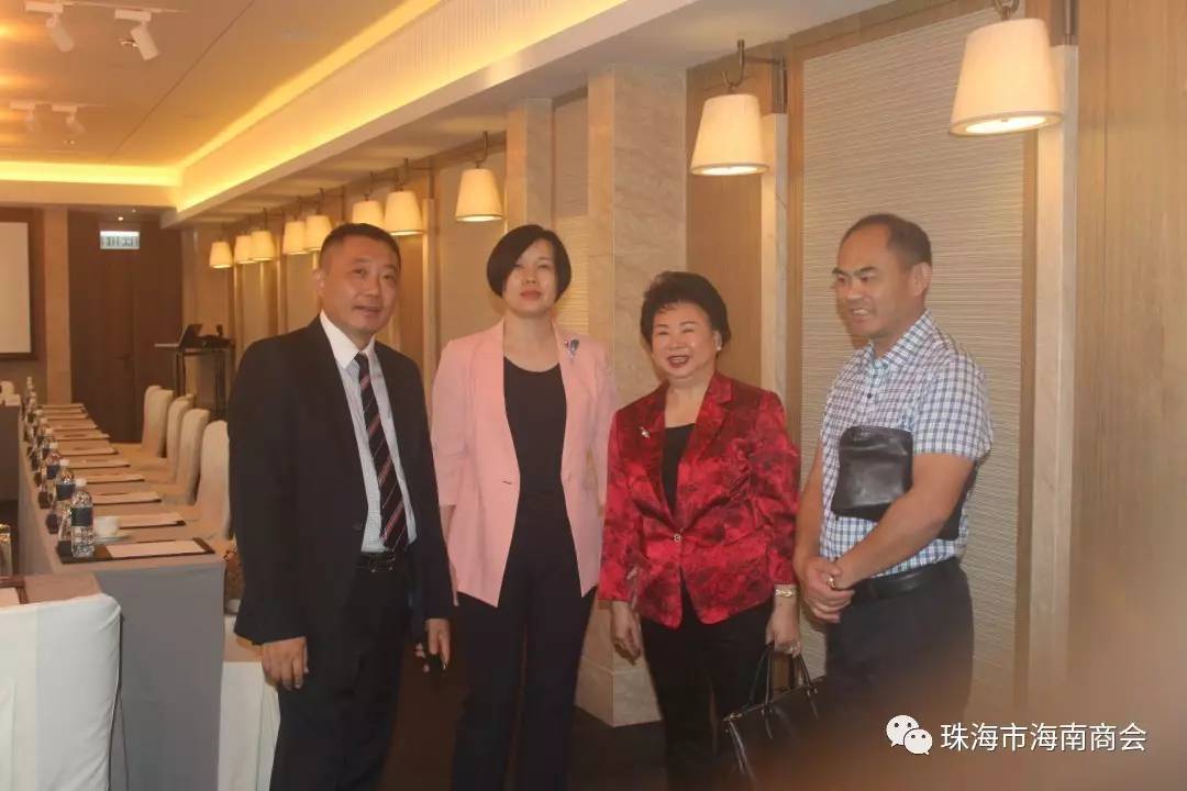 与珠海市海南商会会长符诗华(右)为庆祝香港回归祖国二十周年暨香港