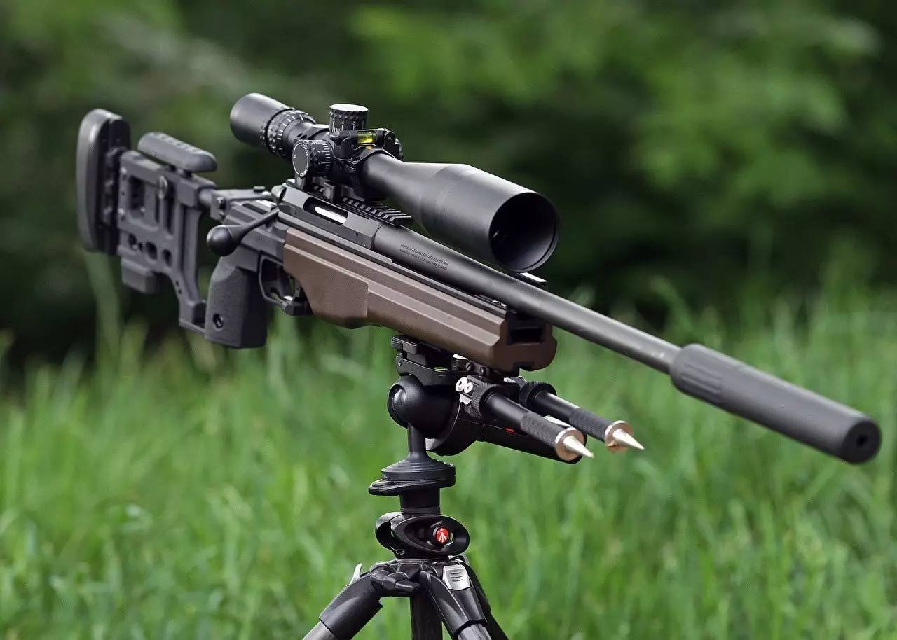 狙击枪的瞄准镜和枪管不在一条直线上,为何能命中目标?