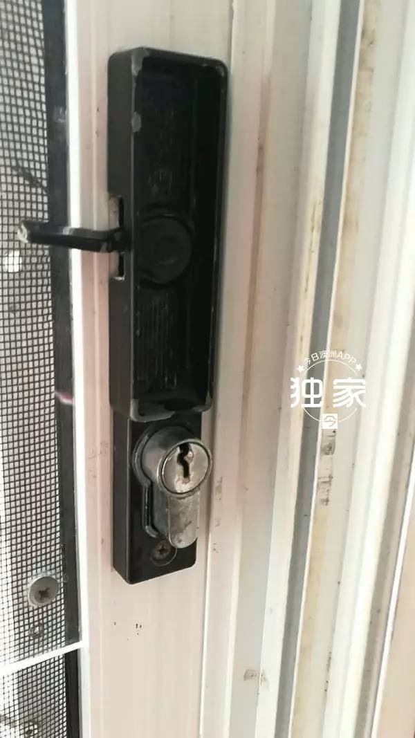 装置)显示, 闯入者先是撬坏了门锁, 然后又打裂了玻璃门试图闯入室内