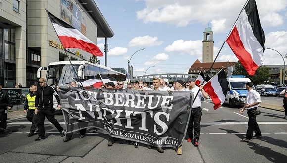 当地时间8月19日,德国新纳粹组织在柏林举行示威游行,他们举起的横幅