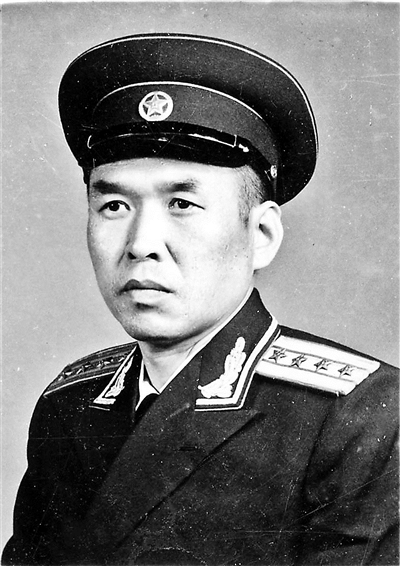 父亲阎稚新大校军帽像1930年代,阎稚新的数学作业本1983年,阎稚新(左)