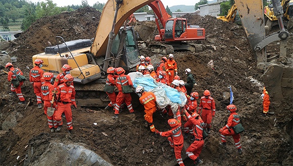 8月29日,消防官兵搬运遇难者遗体图片来源:视觉中国