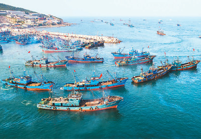 在山东省烟台初旺渔港,渔船出海开渔