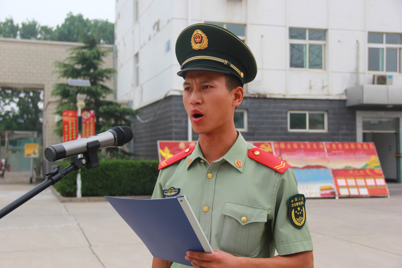 武警北京总队十四支队为满服役期老兵举行向军旗告别仪式